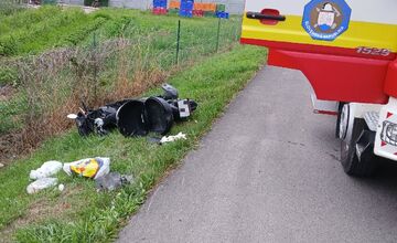 FOTO: Dopravná nehoda pri Pruskom ochromila premávku, zranený motocyklista skončil v nemocnici