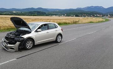 FOTO: Dopravná nehoda pri Pruskom ochromila premávku, zranený motocyklista skončil v nemocnici