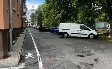 FOTO: Začína sa obnova verejného priestoru pri materskej škole v Trenčíne