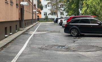 FOTO: Začína sa obnova verejného priestoru pri materskej škole v Trenčíne