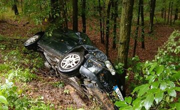 FOTO: Auto sa zrútilo z cesty: Nehoda pri Ješkovej Vsi skončila zranením