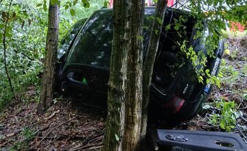 FOTO: Auto sa zrútilo z cesty: Nehoda pri Ješkovej Vsi skončila zranením
