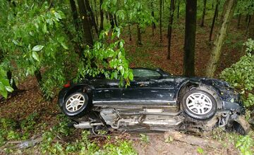 FOTO: Auto sa zrútilo z cesty: Nehoda pri Ješkovej Vsi skončila zranením