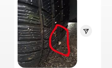 FOTO: Nepríjemné prekvapenie pri Kauflande v Bánovciach nad Bebravou. Vodiči si našli v pneumatikách klince
