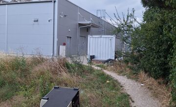 FOTO: Za predajňou Planeo sa hromadí neporiadok, na ktorý upozorňujú domáci obyvatelia 