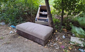 FOTO: Za predajňou Planeo sa hromadí neporiadok, na ktorý upozorňujú domáci obyvatelia 