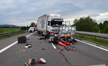 FOTO: Mikrospánok za volantom: Na D1 pri Košeci narazil kamión do pracovného vozidla, za ním havaroval motocyklista