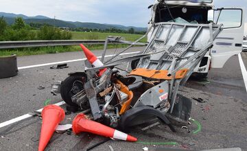FOTO: Mikrospánok za volantom: Na D1 pri Košeci narazil kamión do pracovného vozidla, za ním havaroval motocyklista