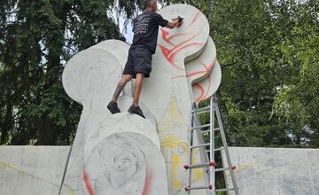 FOTO: Betónové panely v Bánovciach dostali novú tvár. Miestny maliar Milanovič ich premenilo na umelecký objekt