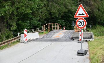 FOTO: V Dolnej Maríkovej riešia problémový prejazd zapožičanou konštrukciou 