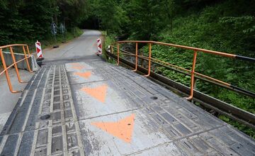 FOTO: V Dolnej Maríkovej riešia problémový prejazd zapožičanou konštrukciou 