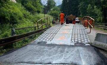 FOTO: V Dolnej Maríkovej riešia problémový prejazd zapožičanou konštrukciou 