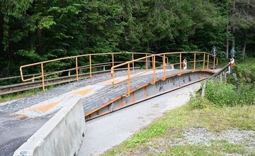 FOTO: V Dolnej Maríkovej riešia problémový prejazd zapožičanou konštrukciou 