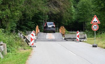 FOTO: V Dolnej Maríkovej riešia problémový prejazd zapožičanou konštrukciou 