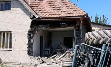 FOTO: Vodič traktoru zdemoloval obvodový múr rodinného domu vo Veľkom Uherci