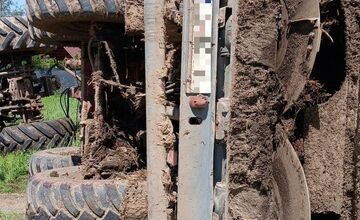 FOTO: Vodič traktoru zdemoloval obvodový múr rodinného domu vo Veľkom Uherci