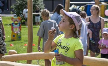 FOTO: Vnútroblok pri „Céčku“ v Púchove sa teší novému detskému ihrisku