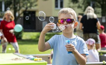 FOTO: Vnútroblok pri „Céčku“ v Púchove sa teší novému detskému ihrisku