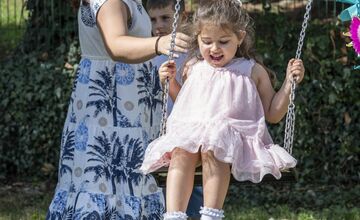 FOTO: Vnútroblok pri „Céčku“ v Púchove sa teší novému detskému ihrisku