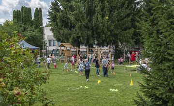 FOTO: Vnútroblok pri „Céčku“ v Púchove sa teší novému detskému ihrisku