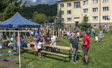 FOTO: Vnútroblok pri „Céčku“ v Púchove sa teší novému detskému ihrisku