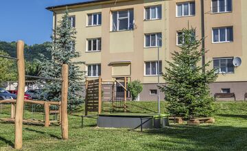 FOTO: Vnútroblok pri „Céčku“ v Púchove sa teší novému detskému ihrisku