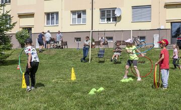 FOTO: Vnútroblok pri „Céčku“ v Púchove sa teší novému detskému ihrisku