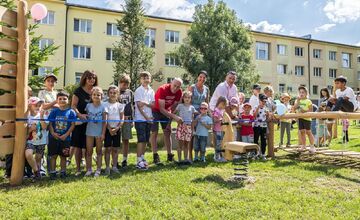 FOTO: Vnútroblok pri „Céčku“ v Púchove sa teší novému detskému ihrisku