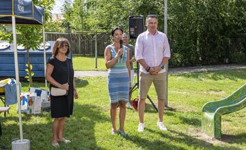 FOTO: Vnútroblok pri „Céčku“ v Púchove sa teší novému detskému ihrisku