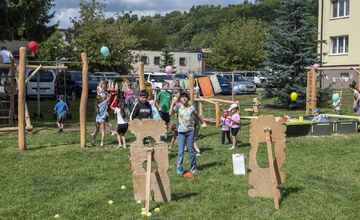 FOTO: Vnútroblok pri „Céčku“ v Púchove sa teší novému detskému ihrisku