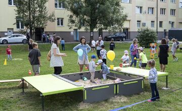 FOTO: Vnútroblok pri „Céčku“ v Púchove sa teší novému detskému ihrisku