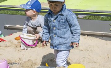 FOTO: Vnútroblok pri „Céčku“ v Púchove sa teší novému detskému ihrisku