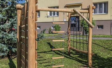FOTO: Vnútroblok pri „Céčku“ v Púchove sa teší novému detskému ihrisku