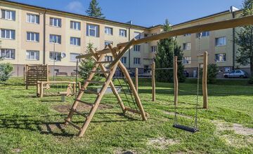 FOTO: Vnútroblok pri „Céčku“ v Púchove sa teší novému detskému ihrisku