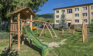 FOTO: Vnútroblok pri „Céčku“ v Púchove sa teší novému detskému ihrisku