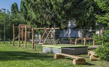 FOTO: Vnútroblok pri „Céčku“ v Púchove sa teší novému detskému ihrisku