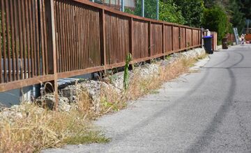 FOTO: Práce na opornom múre na Cintorínskej ulici v Trenčíne sú v plnom prúde