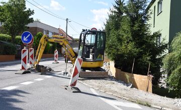 FOTO: Práce na opornom múre na Cintorínskej ulici v Trenčíne sú v plnom prúde
