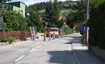FOTO: Práce na opornom múre na Cintorínskej ulici v Trenčíne sú v plnom prúde
