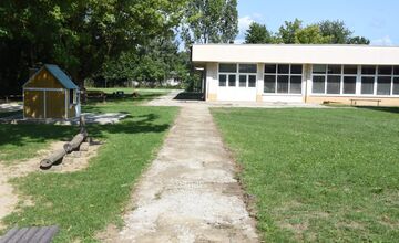 FOTO: Stavbári vymenia chodníky v areáli škôlky na trenčianskom sídlisku Noviny