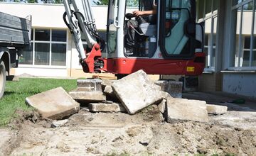 FOTO: Stavbári vymenia chodníky v areáli škôlky na trenčianskom sídlisku Noviny