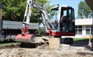 FOTO: Stavbári vymenia chodníky v areáli škôlky na trenčianskom sídlisku Noviny