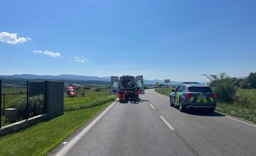 FOTO: Všetky záchranné zložky zasahovali pri zrážke auta s motorkou v Nedožeroch - Brezanoch