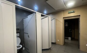 FOTO: Sládkovičova ulica v Trenčíne dostane nové verejné WC, počas prác budú k dispozícii toalety na Farskej