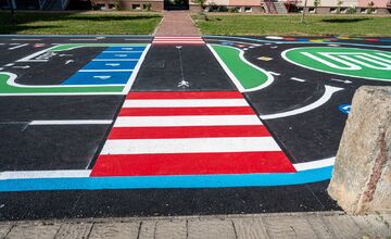 FOTO: Revitalizácia na Hollého v Novom Meste nad Váhom je dokončená: deti majú nové dopravné ihrisko