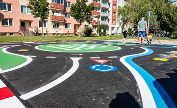 FOTO: Revitalizácia na Hollého v Novom Meste nad Váhom je dokončená: deti majú nové dopravné ihrisko