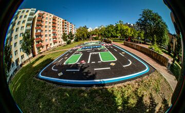 FOTO: Revitalizácia na Hollého v Novom Meste nad Váhom je dokončená: deti majú nové dopravné ihrisko