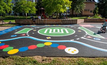 FOTO: Revitalizácia na Hollého v Novom Meste nad Váhom je dokončená: deti majú nové dopravné ihrisko