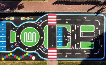 FOTO: Revitalizácia na Hollého v Novom Meste nad Váhom je dokončená: deti majú nové dopravné ihrisko