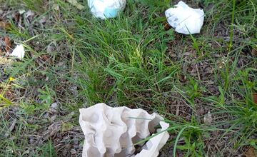 FOTO: Plienky, škrupiny, špaky. Pohľad pri Železničnom moste Trenčianku poriadne nahneval